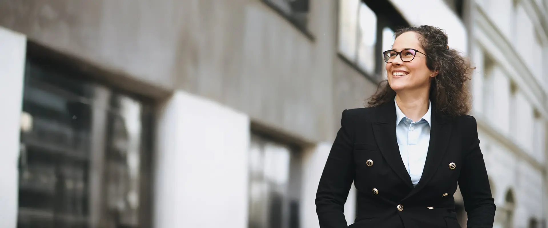 Dr. Madai Nóra pénzügyi tanácsadó mosolyogva sétál.